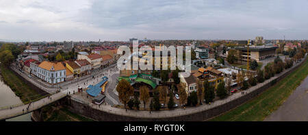 UZHHOROD, UKRAINE - Octobre 7, 2018 : Le vieux pont sur la rivière Uzh dans panorama vieille ville Uzhhorod. L'Ukraine Banque D'Images