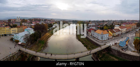 UZHHOROD, UKRAINE - Octobre 7, 2018 : tous les jours de nombreux touristes toujours passerelle au-dessus de la rivière Uzh en vieille ville avec l'Uzhgorod. Banque D'Images