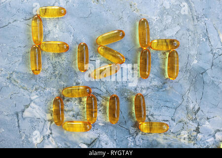 L'huile de poisson dans l'huile de foie de morue capsules sur un arrière-plan en bleu Banque D'Images