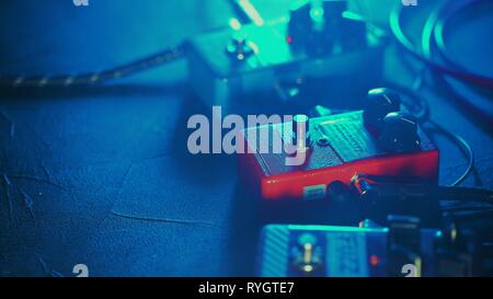 Close up de pédales d'effet guitare musique. boucle la machine. Macro-vision Banque D'Images