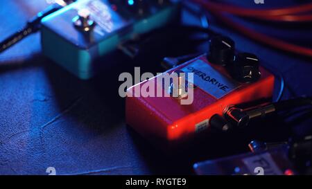 Close up de pédales d'effet guitare musique. boucle la machine. Macro-vision Banque D'Images