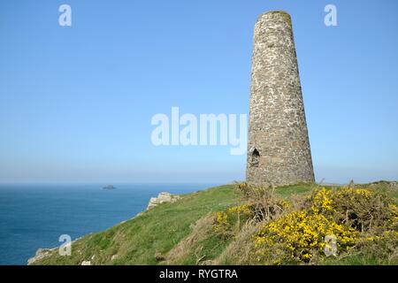 La Tour blanche, un outil d'aide à la navigation pour vous aider à éviter les bateaux Groupes Bar à l'entrée de l'estuaire de Camel, Point pas-à-pas, Padstow, Cornwall, UK, avril. Banque D'Images