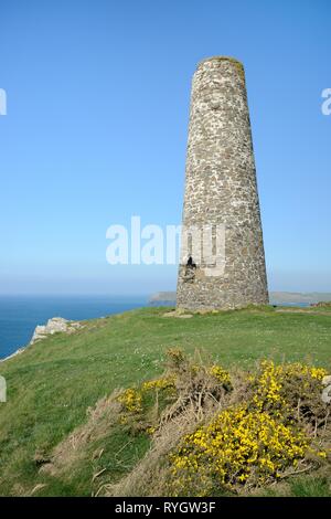 La Tour blanche, un outil d'aide à la navigation pour vous aider à éviter les bateaux Groupes Bar à l'entrée de l'estuaire de Camel, Point pas-à-pas, Padstow, Cornwall, UK, avril. Banque D'Images