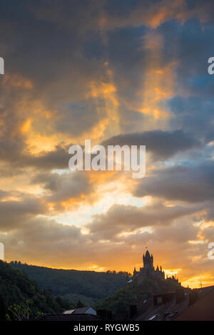 Coucher du soleil sur la dramatique Burg Cochem, château médiéval de la moselle, Allemagne Banque D'Images