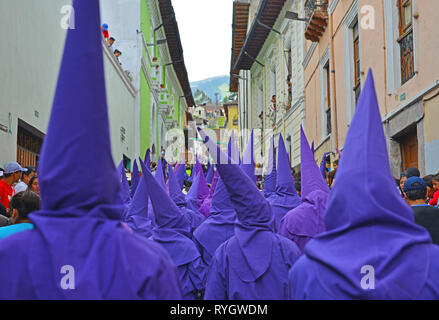 La procession des cucuruchos à Quito, Equateur, à Pâques. Pénitents mettre une robe pourpre et de marcher à travers la ville le Vendredi saint. Banque D'Images