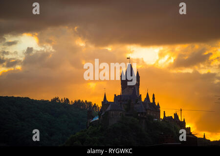 Coucher de soleil spectaculaire sur le Burg Cochem, un château médiéval sur la Moselle, Allemagne Banque D'Images