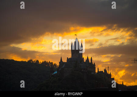 Coucher de soleil spectaculaire sur le Burg Cochem, le château médiéval de la rivière Mosel, en Allemagne Banque D'Images