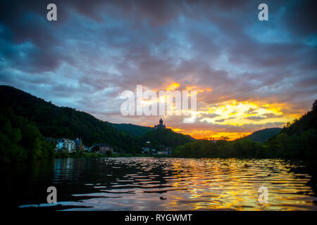 Coucher du soleil sur la dramatique Burg Cochem, château médiéval de la moselle, Allemagne Banque D'Images