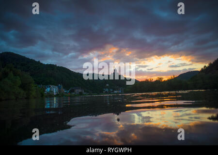 Coucher du soleil sur la dramatique Burg Cochem, château médiéval de la moselle, Allemagne Banque D'Images
