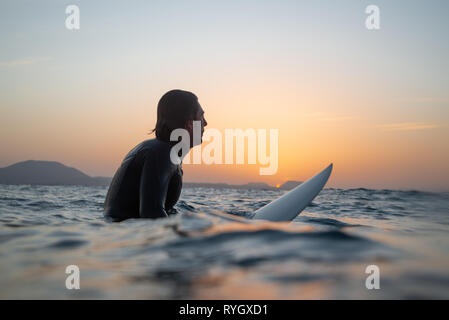 Assis sur la planche de surf au coucher du soleil - 1973 Banque D'Images