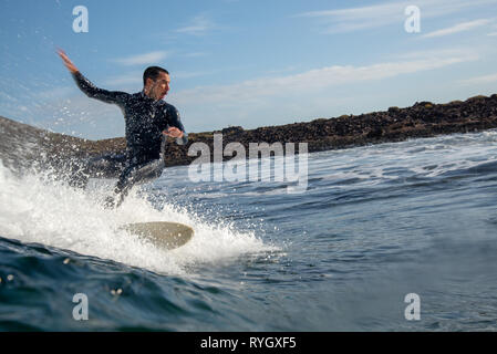 Circonscription surfer des vagues sur l'île de Fuerteventura, dans l'Océan Atlantique Banque D'Images