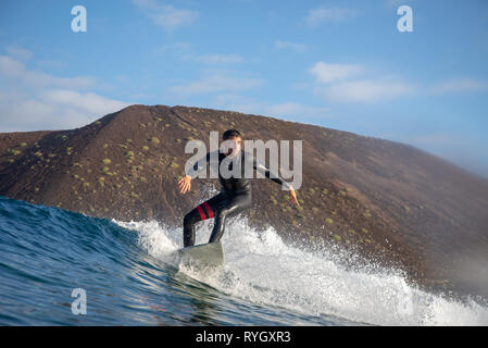 Fuerteventura - Mars 01, 2019 : surfer les vagues d'équitation sur l'île de Fuerteventura, dans l'Océan Atlantique Banque D'Images