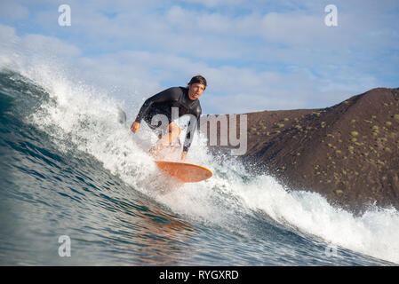 Fuerteventura - Mars 01, 2019 : surfer les vagues d'équitation sur l'île de Fuerteventura, dans l'Océan Atlantique Banque D'Images