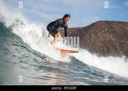 Fuerteventura - Mars 01, 2019 : surfer les vagues d'équitation sur l'île de Fuerteventura, dans l'Océan Atlantique Banque D'Images