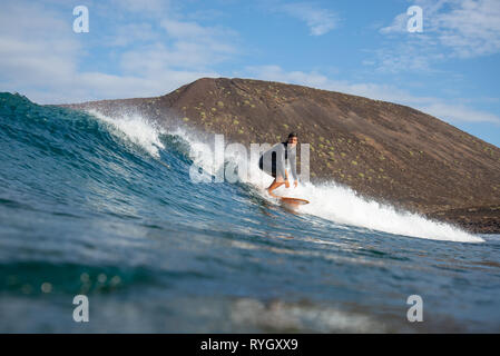 Fuerteventura - Mars 01, 2019 : surfer les vagues d'équitation sur l'île de Fuerteventura, dans l'Océan Atlantique Banque D'Images