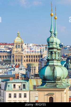 Musée National de Prague Prague Národní muzeum toits et clochers de la vieille ville Prague RÉPUBLIQUE TCHÈQUE EUROPE UE REPLUBLIC Banque D'Images