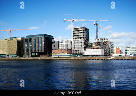 Grues et nouveau bureau à l'évolution des débarquements dans les Docklands Dublin Liffey waterfront Dublin République d'Irlande europe Banque D'Images