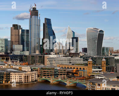 Londres à partir de l'étage terrasse offrant une vue sur le bâtiment, Blavatnik Tate Modern. Londres, fin d'après-midi, soleil, Printemps 2019 Banque D'Images