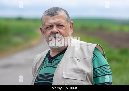 Belle piscine extérieure, portrait of Caucasian man à la caméra en ligne droite Banque D'Images