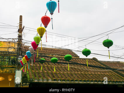 Lanternes colorées dans un tissu street dans le quartier historique de l'UNESCO énumérés en vietnamien ville de Hoi An. Banque D'Images