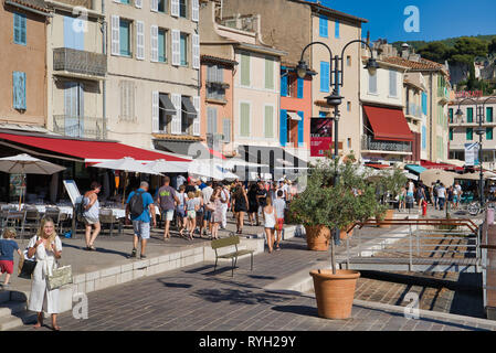 Cassis, France - 15 août 2018 : les touristes sur la promenade Banque D'Images