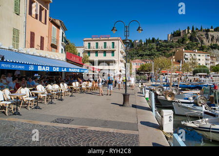 Cassis, France - 15 août 2018 : les touristes sur la promenade Banque D'Images