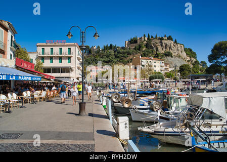 Cassis, France - 15 août 2018 : les touristes sur la promenade Banque D'Images