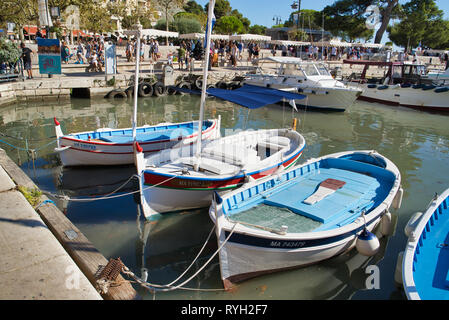 Cassis, France - 15 août 2018 : pêcheur, des bateaux au port Banque D'Images