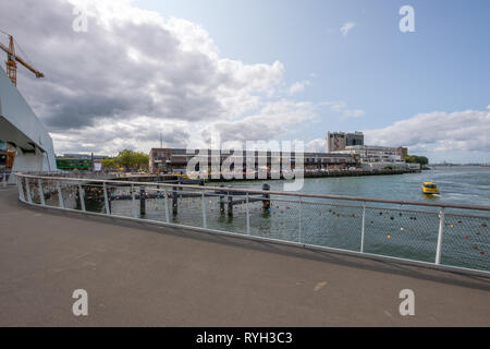 L'amour des verrous sur le pont Rijnhaven à Rotterdam. Banque D'Images