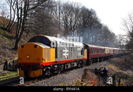 37518 chefs passé Summerseat sur l'East Lancs de fer. Banque D'Images