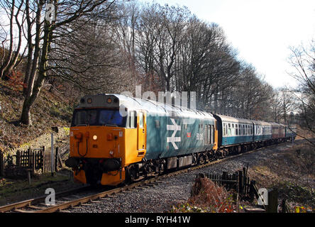 50015 chefs passé Summerseat sur l'East Lancs de fer. Banque D'Images