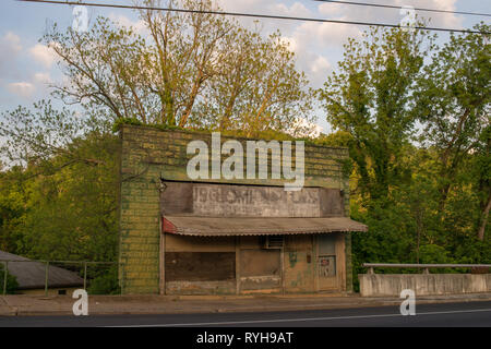 Abandonnée, envahie par les bâtiments à Newport, Cocke County, California, USA Banque D'Images