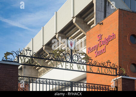 'Ornés Vous n'aurez jamais marcher seul texte au-dessus des portes en métal noir près du Kenny Dalglish à Liverpool Football Club Anfield Road Stadium, au Royaume-Uni. Banque D'Images