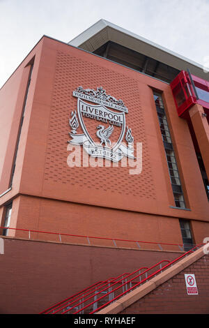 Grand argent imposant Liverpool Football Club emblème logo sign monté au mur de brique externe sur la hauteur du peuplement principal à Anfield Road Stadium UK Banque D'Images