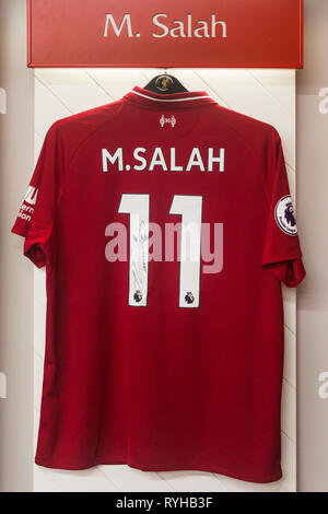 Mo Salah no. 11 Premier League saison 2018/19 kit rouge shirt hanging in accueil équipe dressing à Liverpool Football Club Anfield Road Stadium, au Royaume-Uni. Banque D'Images