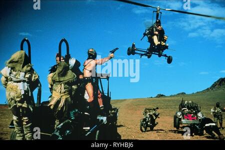 L'ATTAQUE DES BANDITS GYROCOPTER, MAD MAX 2 : THE ROAD WARRIOR, 1981 Banque D'Images