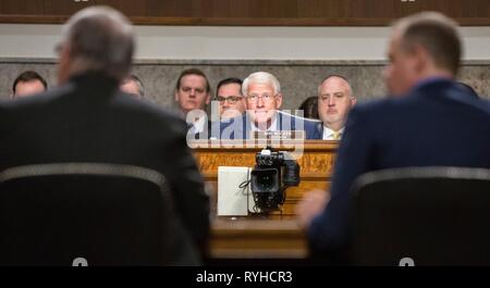 Washington, États-Unis d'Amérique. Mar 13, 2019. Président du Comité du Sénat sur le commerce, les sciences, et des transports, le sénateur américain Roger Wicker de Mississippi écoute au cours d'une audience sur la nouvelle course à l'espace : Assurer le leadership mondial des États-Unis sur l'ultime frontière, à l'immeuble de bureaux du Sénat Dirksen, 13 mars 2019 à Washington. DC. Credit : Planetpix/Alamy Live News Banque D'Images