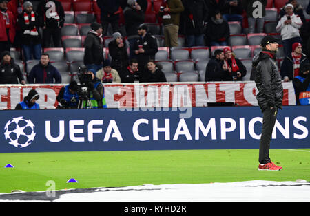 Munich, Allemagne. Mar 13, 2019. Football : Ligue des Champions, knockout ronde, ronde de 16 ans, deuxième étape : FC Bayern Munich - FC Liverpool dans l'Allianz Arena. L'entraîneur Jürgen Klopp Liverpool s'apprête à jouer dans le stade. Photo : Peter Kneffel/dpa Banque D'Images