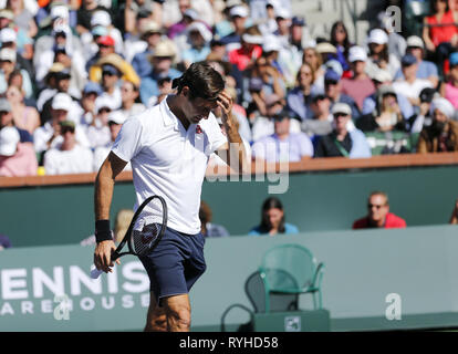 Los Angeles, Californie, USA. Mar 13, 2019. La Suisse de Roger Federer, réagit après une balle manquée contre Kyle Edmund de la Grande-Bretagne, au cours de la quatrième série des célibataires hommes match du BNP Paribas Open de tennis le mercredi 13 mars 2019 à Indian Wells, en Californie. Federer a gagné 2-0. Ringo : crédit Chiu/ZUMA/Alamy Fil Live News Banque D'Images