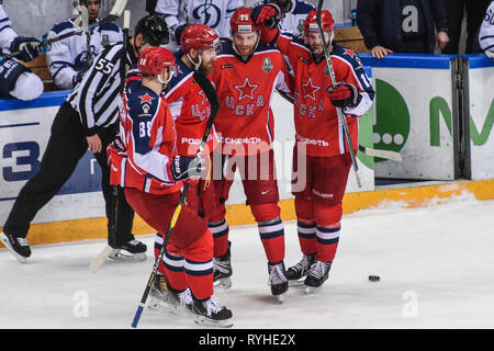 Moscou, Russie. Mar 13, 2019. Les joueurs du CSKA Moscou célébrer après avoir marqué au cours de la KHL 2018-2019 Play-off match entre le Dynamo de Moscou et le CSKA Moscou à Moscou, Russie, le 13 mars 2019. Le CSKA Moscou a remporté le match 4-1. Credit : Evgeny Sinitsyn/Xinhua/Alamy Live News Banque D'Images