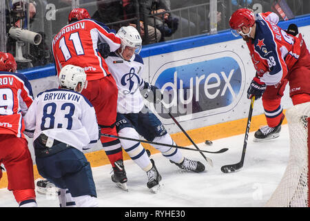 Moscou, Russie. Mar 13, 2019. Patrik Zackrisson (2e R) de Dynamo Mosow eddv pour la rondelle lors de la KHL 2018-2019 Play-off match entre le Dynamo de Moscou et le CSKA Moscou à Moscou, Russie, le 13 mars 2019. Le CSKA Moscou a remporté le match 4-1. Credit : Evgeny Sinitsyn/Xinhua/Alamy Live News Banque D'Images