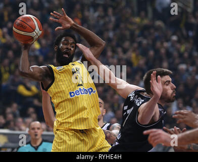 Athènes, Grèce. Mar 13, 2019. Howard Sant-Roos (L) de l'AEK Athènes est en concurrence avec Milenco Tepic de PAOK Salonique pendant la deuxième jambe à 1/8 de finale de la Ligue des Champions de basket-ball tournoi dans Athènes, Grèce, le 13 mars 2019. PAOK Salonique a gagné le match par 63-62. L'AEK Athènes a gagné la première manche par 84-75, de sorte que l'AEK Athènes avancé pour la finale par 146-138 au total. Credit : Marios Lolos/Xinhua/Alamy Live News Banque D'Images