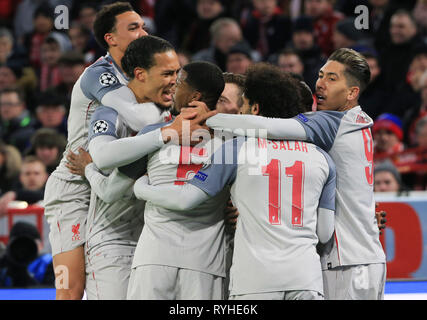 Munich, Allemagne. Mar 13, 2019. Les joueurs de Liverpool célèbrent leur but durant la Ligue des Champions, 1/8 de finale deuxième match aller entre le Bayern Munich et Liverpool de l'Allemagne de l'Angleterre à Munich, Allemagne, le 13 mars 2019. Liverpool a gagné 3-1 et d'avancé pour les quarts. Crédit : Philippe Ruiz/Xinhua/Alamy Live News Banque D'Images