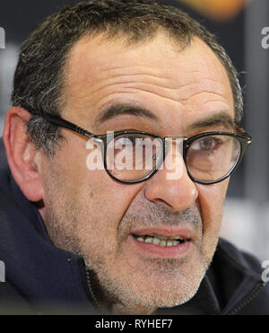 Gestionnaire de Chelsea Maurizio Sarri est vu s'exprimant lors d'une conférence de presse à Kiev, Ukraine. Fera face à Chelsea Dynamo Kiev dans l'UEFA Europa League, deuxième jambe match de football à Kiev le 14 mars 2019. Banque D'Images