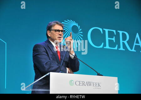 Houston, USA. Mar 13, 2019. Le Secrétaire à l'Énergie des États-Unis, Rick Perry, prononce un discours à CERAWeek à Houston, Texas, États-Unis, le 13 mars 2019. La 38e CERAWeek, qui a débuté lundi, est un rapport annuel de l'énergie réunion tenue par l'information, basé à Londres, société IHS Markit avec la participation d'éminents conférenciers de l'énergie, la technologie et les secteurs financiers. La réunion de cette année a réuni plus de 4 500 personnes de plus de 70 pays et régions. Credit : Liu Liwei/Xinhua/Alamy Live News Banque D'Images