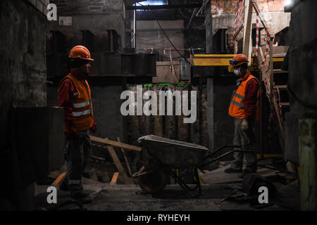 Moscou, Russie. Mar 13, 2019. Travail des travailleurs au chantier de restauration dans le sous-sol de musée Polytechnique de Moscou, Russie, le 13 mars 2019. Musée polytechnique de Moscou a été fondée en 1872 et est l'un des plus vieux musées des sciences dans le monde. Credit : Evgeny Sinitsyn/Xinhua/Alamy Live News Banque D'Images