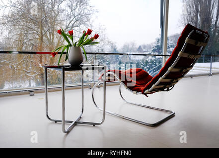 28 janvier 2019, la République tchèque, Brünn : table, chaise et fleurs sont dans la Villa Tugendhat, conçu par Mies van der Rohe pour une famille industrielle à Brno. La République tchèque est le pays hôte de la Foire du livre de Leipzig 2019. Les Tchèques ont travaillé sur leur programme pour deux ans. Peu de planification du voisin un joli grand concert. (Dpa 'Ahoj ! Foire du livre - pays hôte République tchèque attire l'attention sur lui-même') Photo : Birgit Zimmermann/dpa-Zentralbild/dpa Banque D'Images