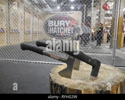 New York, USA. 15 Jan, 2019. Les axes sont bloqués dans une souche d'arbre dans une succursale de la société enterrer la hache dans le district de Brooklyn à New York, où vous pourrez réserver un train de jeter ces haches à des cibles en bois. (Dpa - Actualités de la scène - à la place de fléchettes ou de bowling : devient lancement de hache dans le USA pub sport) Crédit : Johannes Schmitt-Tegge/dpa/Alamy Live News Banque D'Images