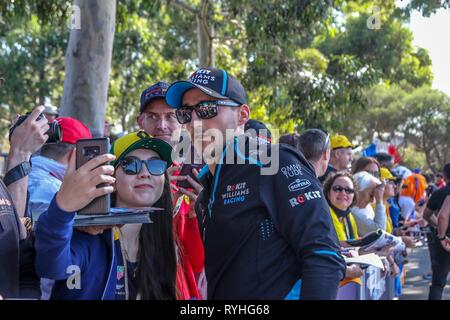 Melbourne, Victoria, Australie - 14 mars 2019 - Championnat du Monde de Formule 1 de la FIA 2019 de Formule 1 - Grand Prix d'Australie Rolex- N0.88 Robert Kubica (Pologne) pour Course ROKiT Williams Racing de signer des autographes pour les fans. Credit : brett keating/Alamy Live News Banque D'Images