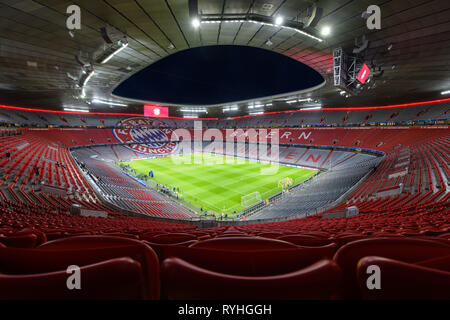 Munich, Allemagne. Mar 13, 2019. Football : Ligue des Champions, knockout ronde, ronde de 16 ans, deuxième étape : FC Bayern Munich - FC Liverpool dans l'Allianz Arena. Des milliers de sièges vides peut être vu dans l'Allianz Arena avant le début du jeu. Credit : Matthias Balk/dpa/Alamy Live News Banque D'Images